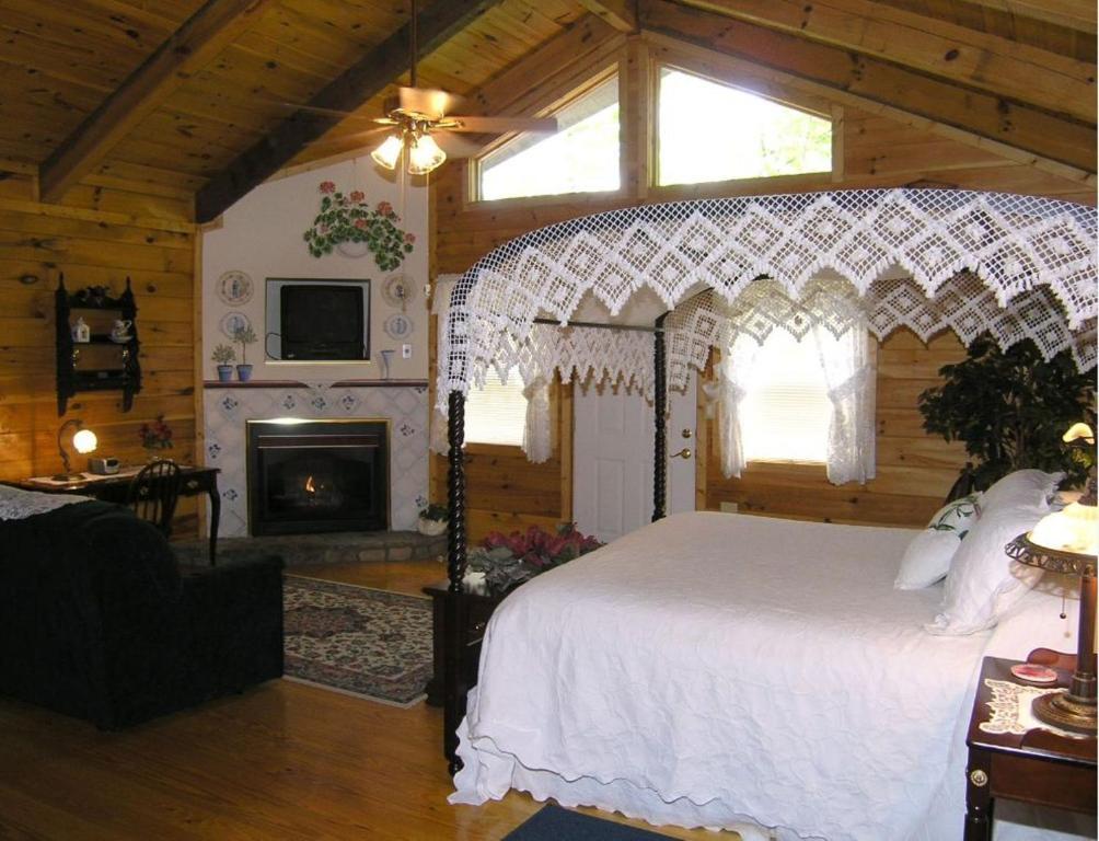 Black Forest Bed & Breakfast Bed & Breakfast Helen